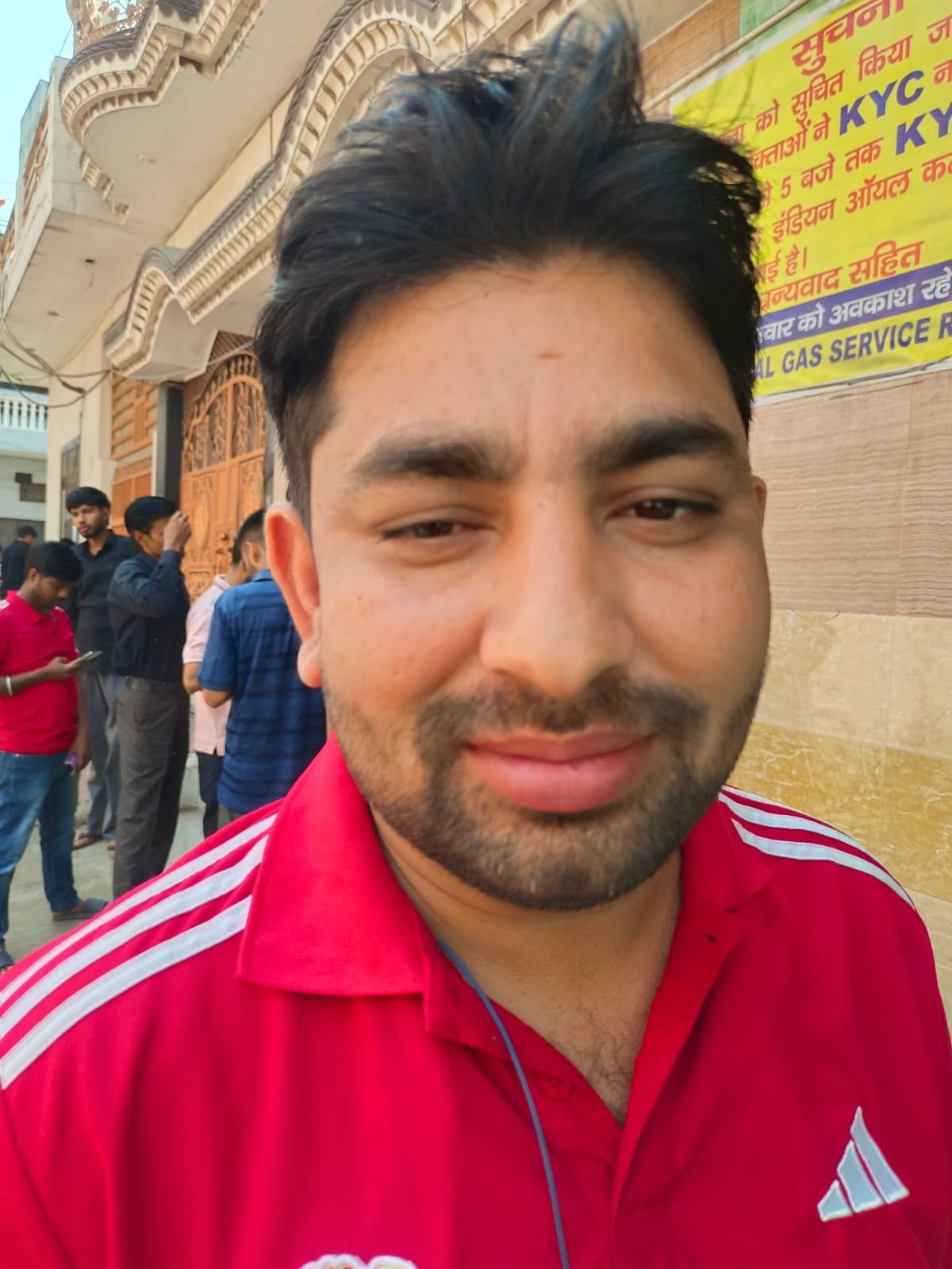 30 सोनीपत रोड पर बलियाणा मोड के पास एजेंसी पर गैस सिलिंडर के लिए लगी उपभोक्ताओं की लंबी कतार। 30 सोनीपत रोड पर बलियाणा मोड के पास एजेंसी पर गैस सिलिंडर के लिए लगी उपभोक्ताओं की लंबी कतार।