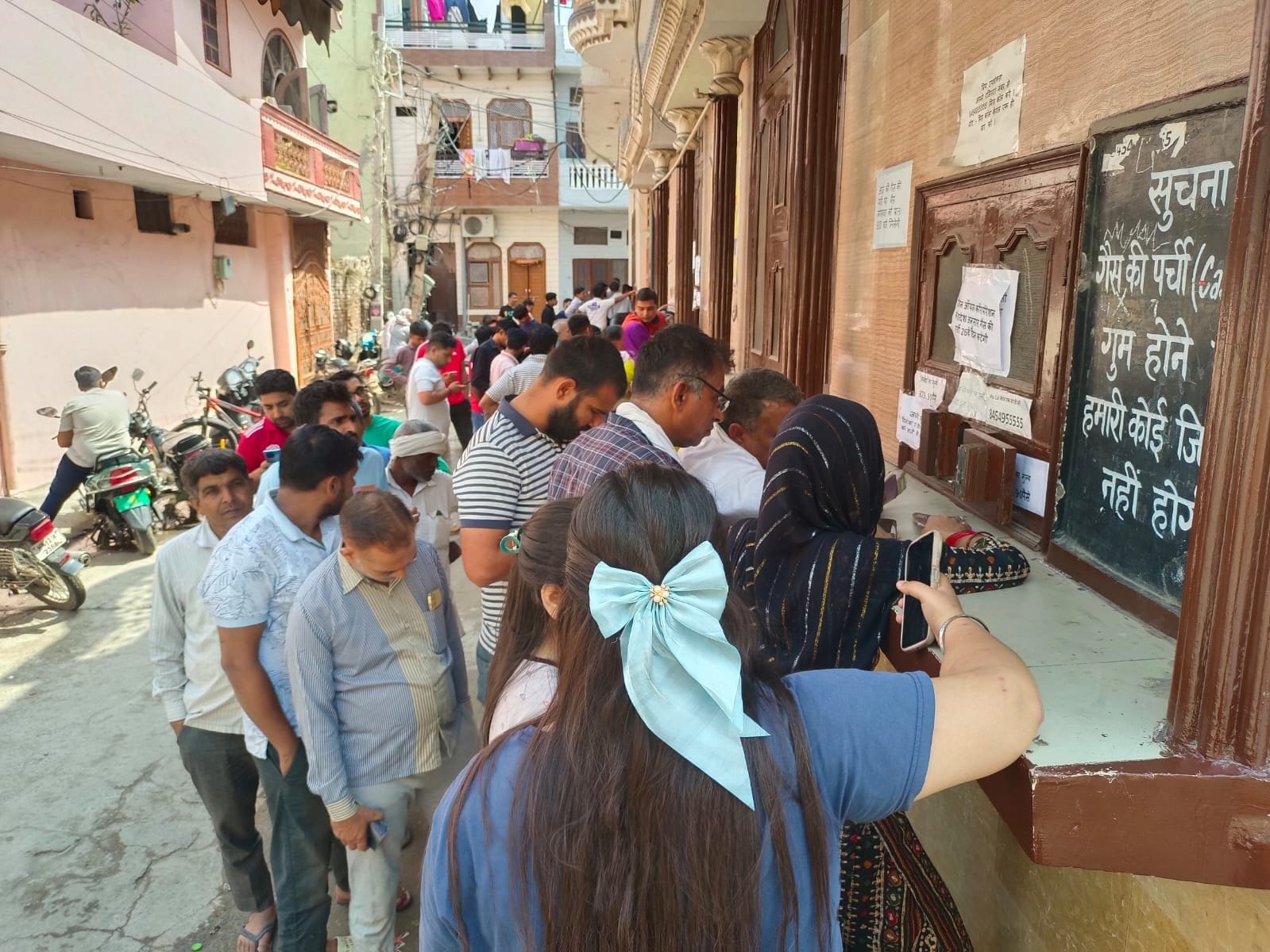 30 सोनीपत रोड पर बलियाणा मोड के पास एजेंसी पर गैस सिलिंडर के लिए लगी उपभोक्ताओं की लंबी कतार। 30 सोनीपत रोड पर बलियाणा मोड के पास एजेंसी पर गैस सिलिंडर के लिए लगी उपभोक्ताओं की लंबी कतार।