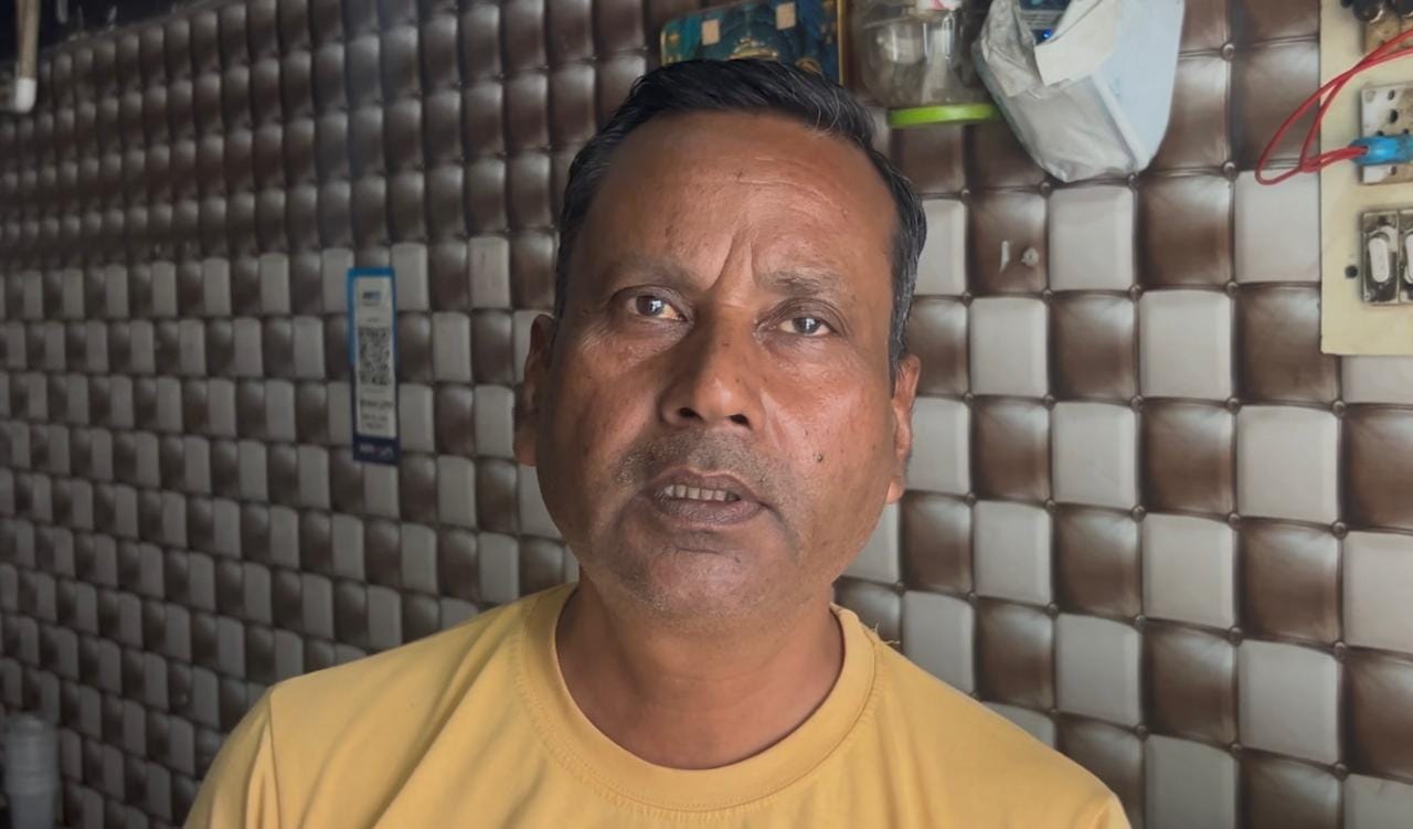 38 डीएलएफ कॉलोनी में तंदूर पर पूरी बनाते विक्रेता। संवाद 38 डीएलएफ कॉलोनी में तंदूर पर पूरी बनाते विक्रेता। संवाद