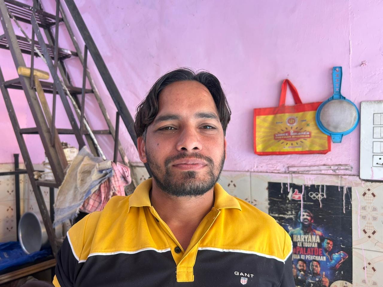 38 डीएलएफ कॉलोनी में तंदूर पर पूरी बनाते विक्रेता। संवाद 38 डीएलएफ कॉलोनी में तंदूर पर पूरी बनाते विक्रेता। संवाद