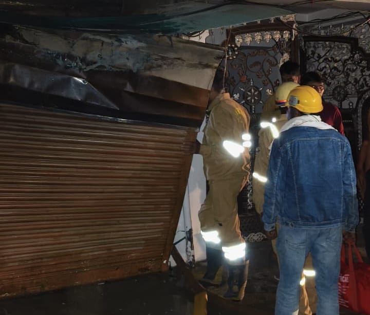 आग बुझाते दमकलकर्मी। आग बुझाते दमकलकर्मी।