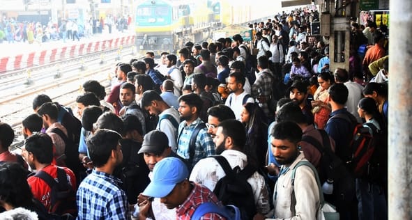 आरक्षित बोगियों में अभ्यर्थियों का कब्जा आरक्षित बोगियों में अभ्यर्थियों का कब्जा