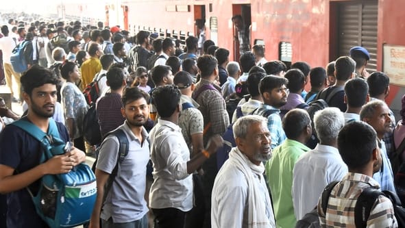 आरक्षित बोगियों में अभ्यर्थियों का कब्जा आरक्षित बोगियों में अभ्यर्थियों का कब्जा