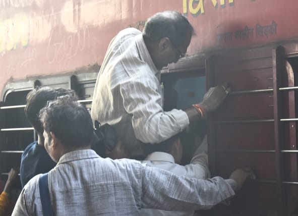 आरक्षित बोगियों में अभ्यर्थियों का कब्जा आरक्षित बोगियों में अभ्यर्थियों का कब्जा
