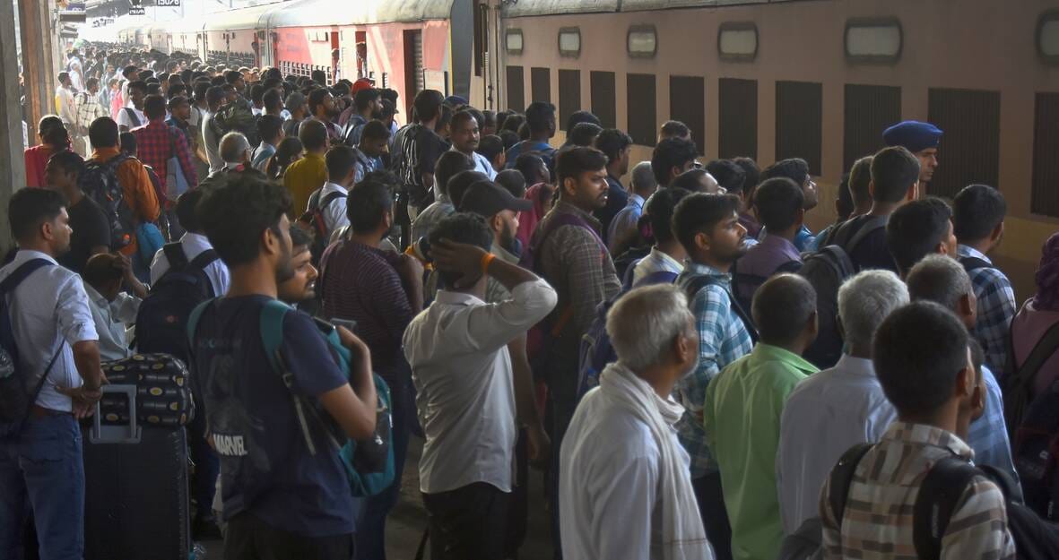 आरक्षित बोगियों में अभ्यर्थियों का कब्जा आरक्षित बोगियों में अभ्यर्थियों का कब्जा