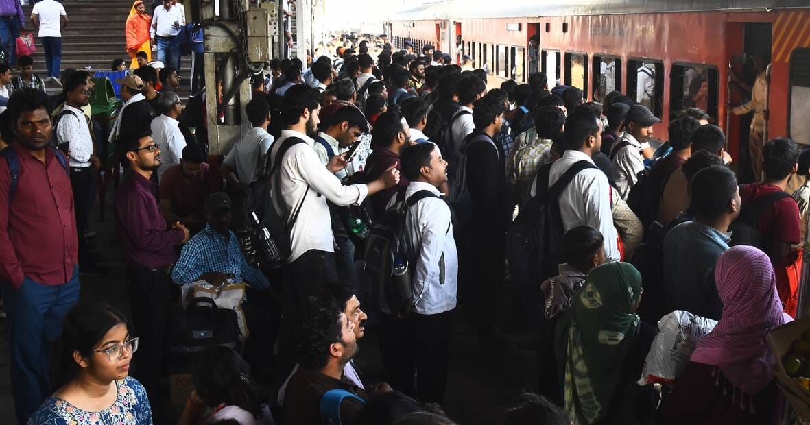 आरक्षित बोगियों में अभ्यर्थियों का कब्जा आरक्षित बोगियों में अभ्यर्थियों का कब्जा