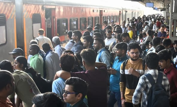आरक्षित बोगियों में अभ्यर्थियों का कब्जा आरक्षित बोगियों में अभ्यर्थियों का कब्जा