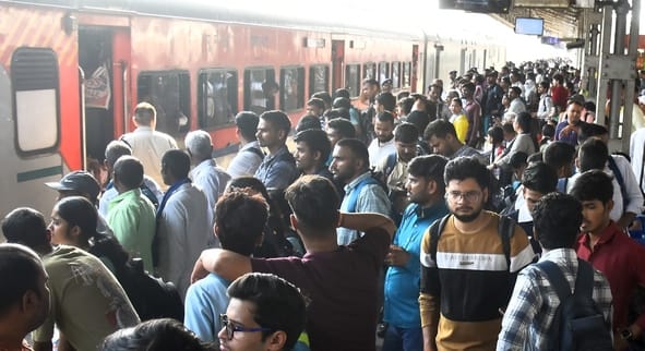 आरक्षित बोगियों में अभ्यर्थियों का कब्जा आरक्षित बोगियों में अभ्यर्थियों का कब्जा