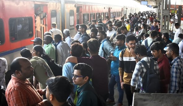 आरक्षित बोगियों में अभ्यर्थियों का कब्जा आरक्षित बोगियों में अभ्यर्थियों का कब्जा