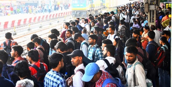आरक्षित बोगियों में अभ्यर्थियों का कब्जा आरक्षित बोगियों में अभ्यर्थियों का कब्जा