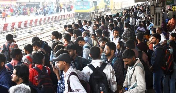 आरक्षित बोगियों में अभ्यर्थियों का कब्जा आरक्षित बोगियों में अभ्यर्थियों का कब्जा