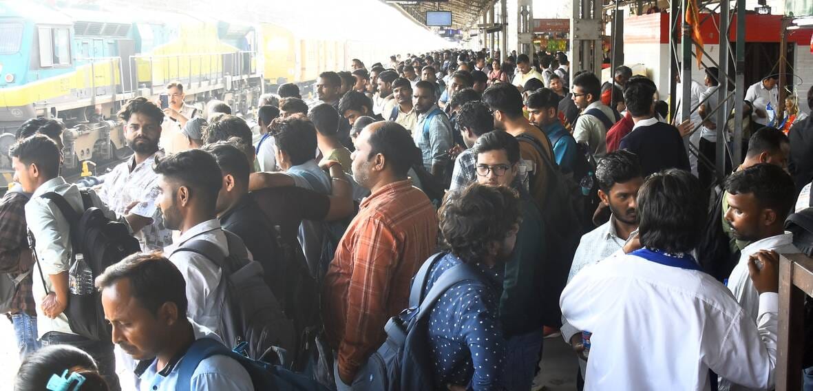 आरक्षित बोगियों में अभ्यर्थियों का कब्जा आरक्षित बोगियों में अभ्यर्थियों का कब्जा