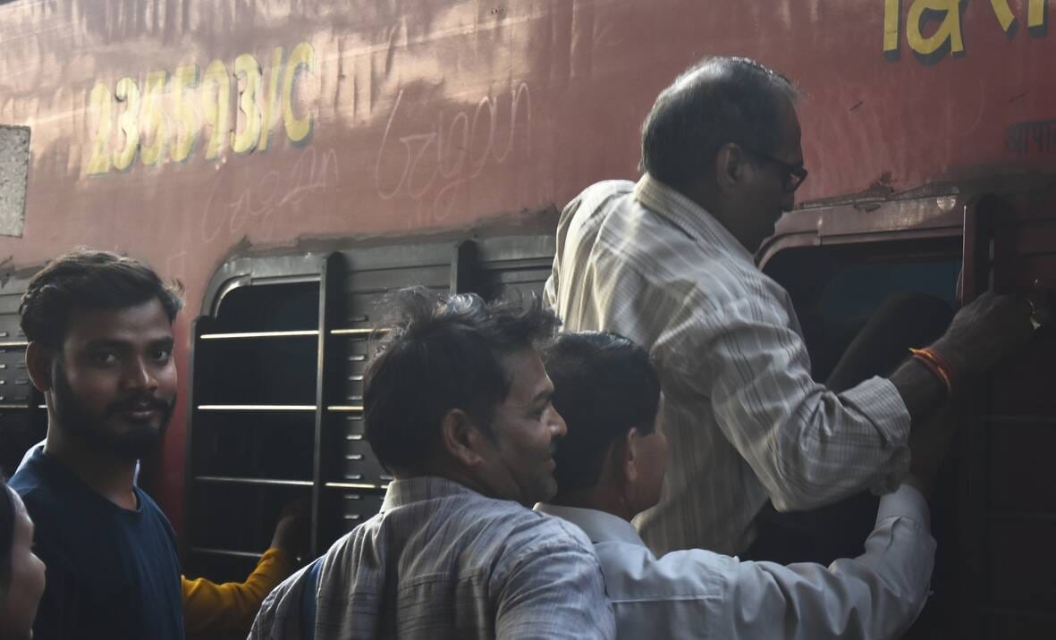 आरक्षित बोगियों में अभ्यर्थियों का कब्जा आरक्षित बोगियों में अभ्यर्थियों का कब्जा