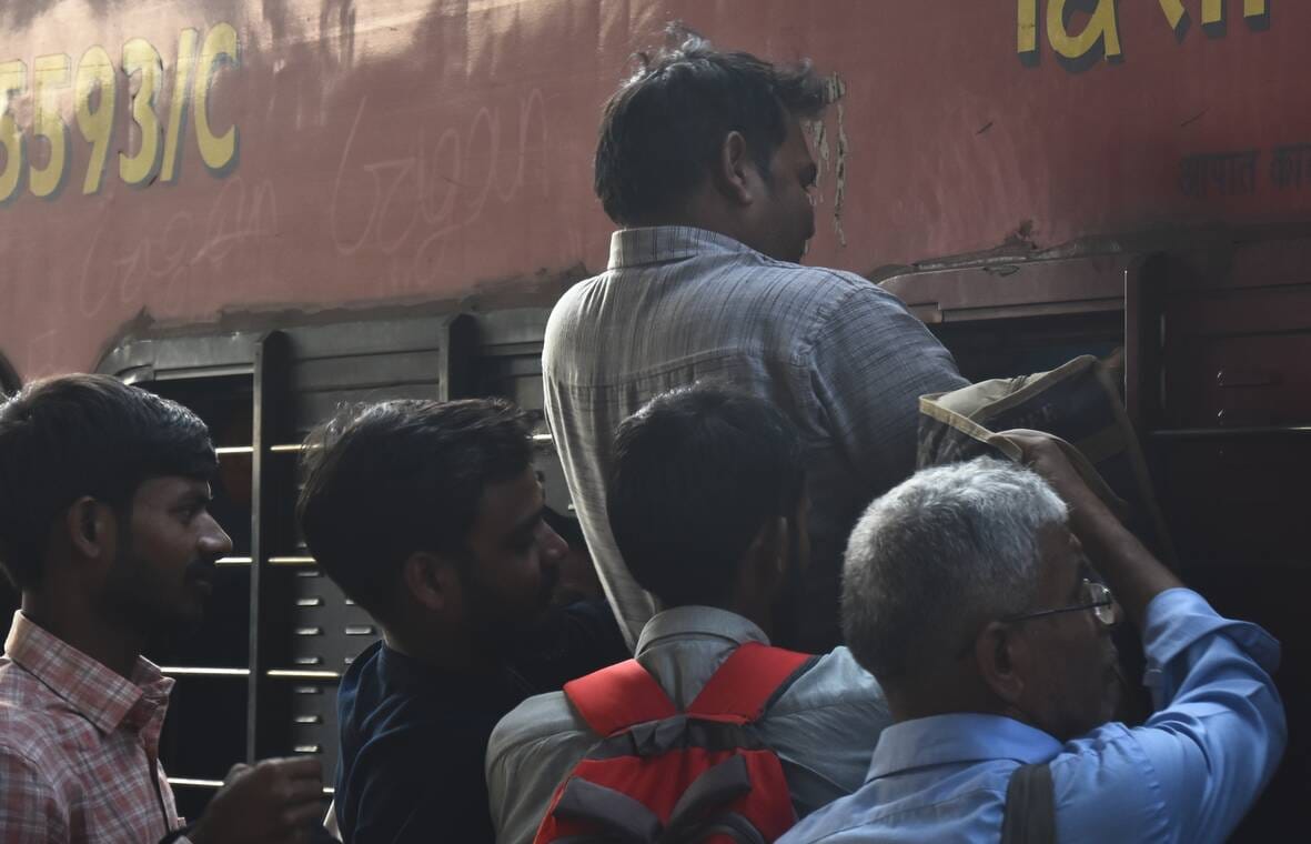 आरक्षित बोगियों में अभ्यर्थियों का कब्जा आरक्षित बोगियों में अभ्यर्थियों का कब्जा