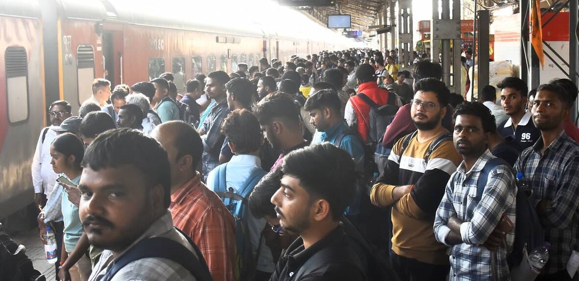 आरक्षित बोगियों में अभ्यर्थियों का कब्जा आरक्षित बोगियों में अभ्यर्थियों का कब्जा