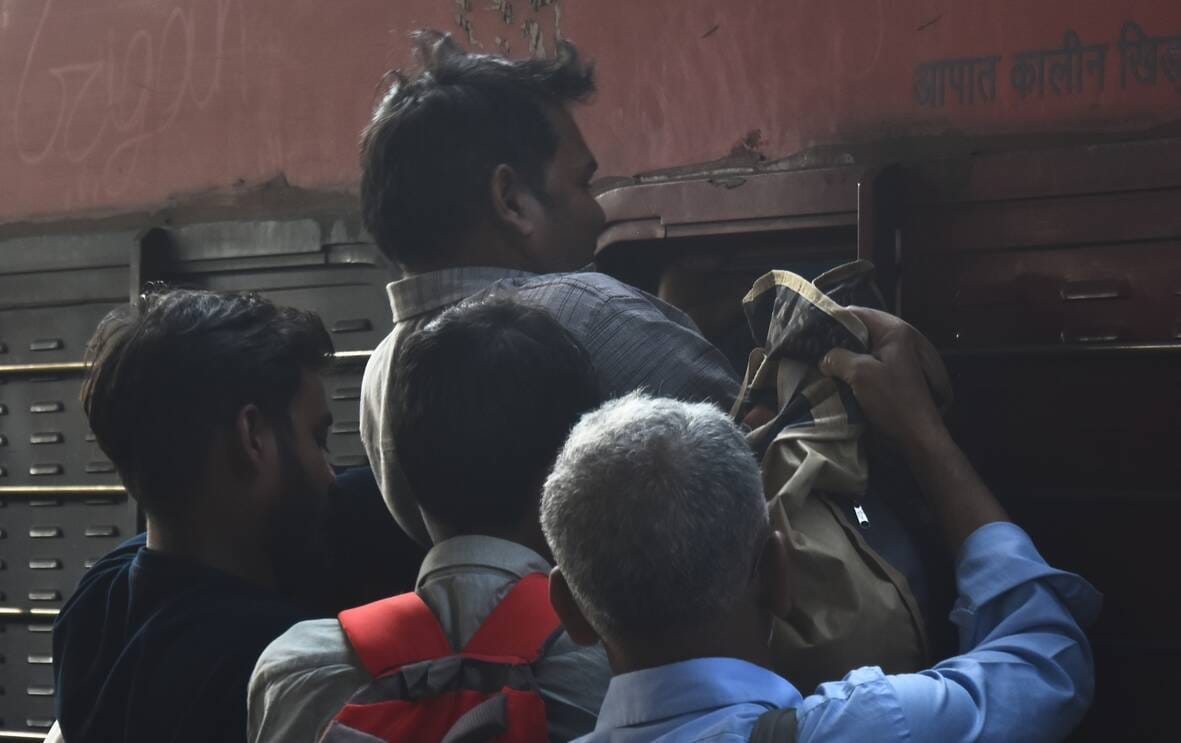 आरक्षित बोगियों में अभ्यर्थियों का कब्जा आरक्षित बोगियों में अभ्यर्थियों का कब्जा