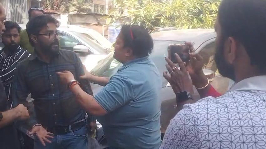 आरोपी को पीटते स्थानीय लोग व अर्नव के लिए किया गया शांति पाठ। आरोपी को पीटते स्थानीय लोग व अर्नव के लिए किया गया शांति पाठ।
