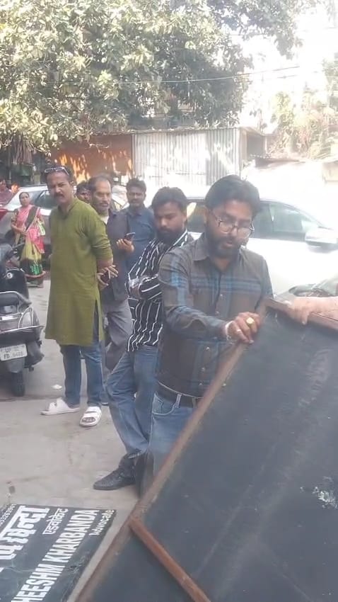आरोपी को पीटते स्थानीय लोग व अर्नव के लिए किया गया शांति पाठ। आरोपी को पीटते स्थानीय लोग व अर्नव के लिए किया गया शांति पाठ।