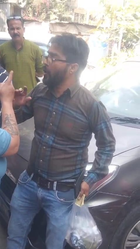 आरोपी को पीटते स्थानीय लोग व अर्नव के लिए किया गया शांति पाठ। आरोपी को पीटते स्थानीय लोग व अर्नव के लिए किया गया शांति पाठ।