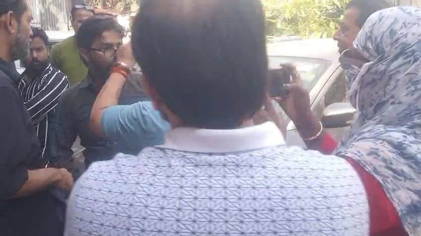 आरोपी को पीटते स्थानीय लोग व अर्नव के लिए किया गया शांति पाठ। आरोपी को पीटते स्थानीय लोग व अर्नव के लिए किया गया शांति पाठ।