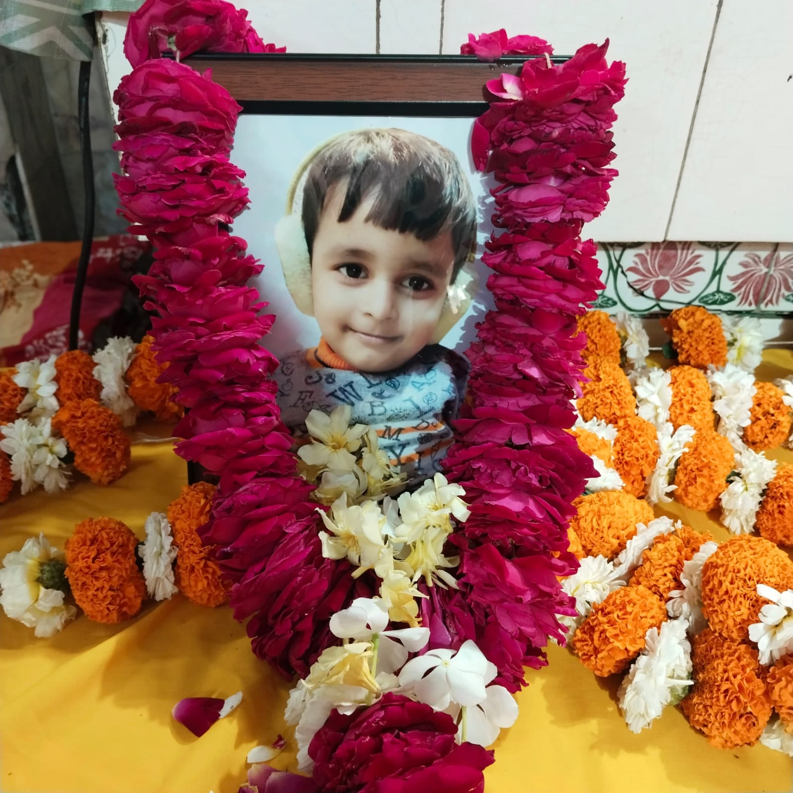 आरोपी को पीटते स्थानीय लोग व अर्नव के लिए किया गया शांति पाठ। आरोपी को पीटते स्थानीय लोग व अर्नव के लिए किया गया शांति पाठ।