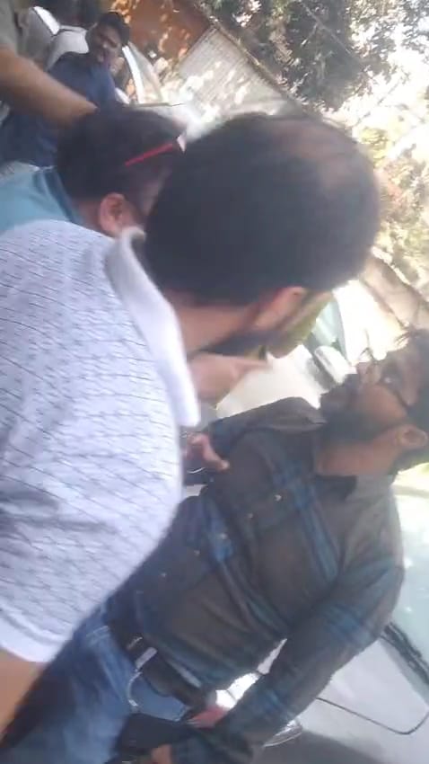 आरोपी को पीटते स्थानीय लोग व अर्नव के लिए किया गया शांति पाठ। आरोपी को पीटते स्थानीय लोग व अर्नव के लिए किया गया शांति पाठ।
