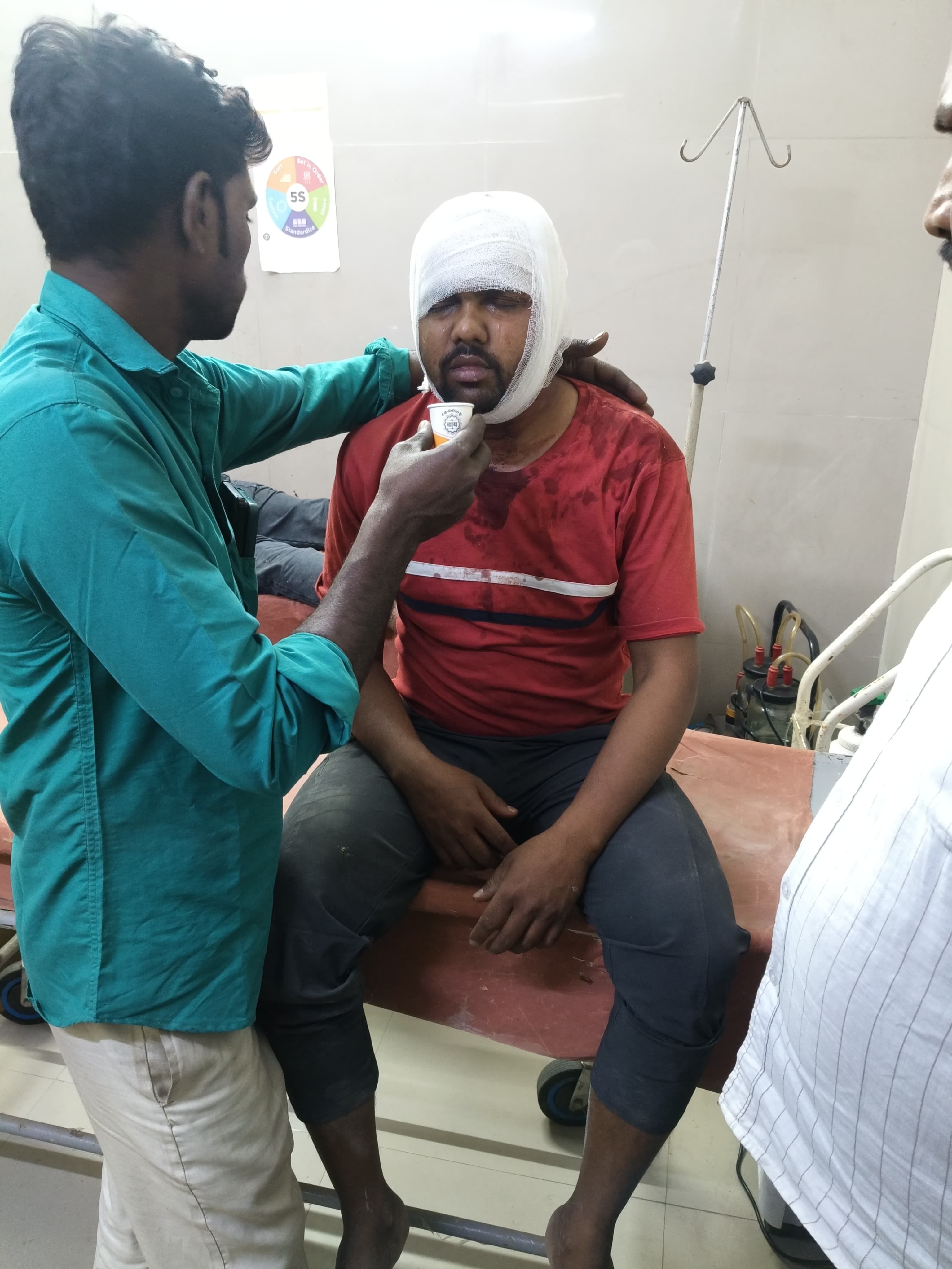 अस्पताल में इलाज कराते घायल। अस्पताल में इलाज कराते घायल।