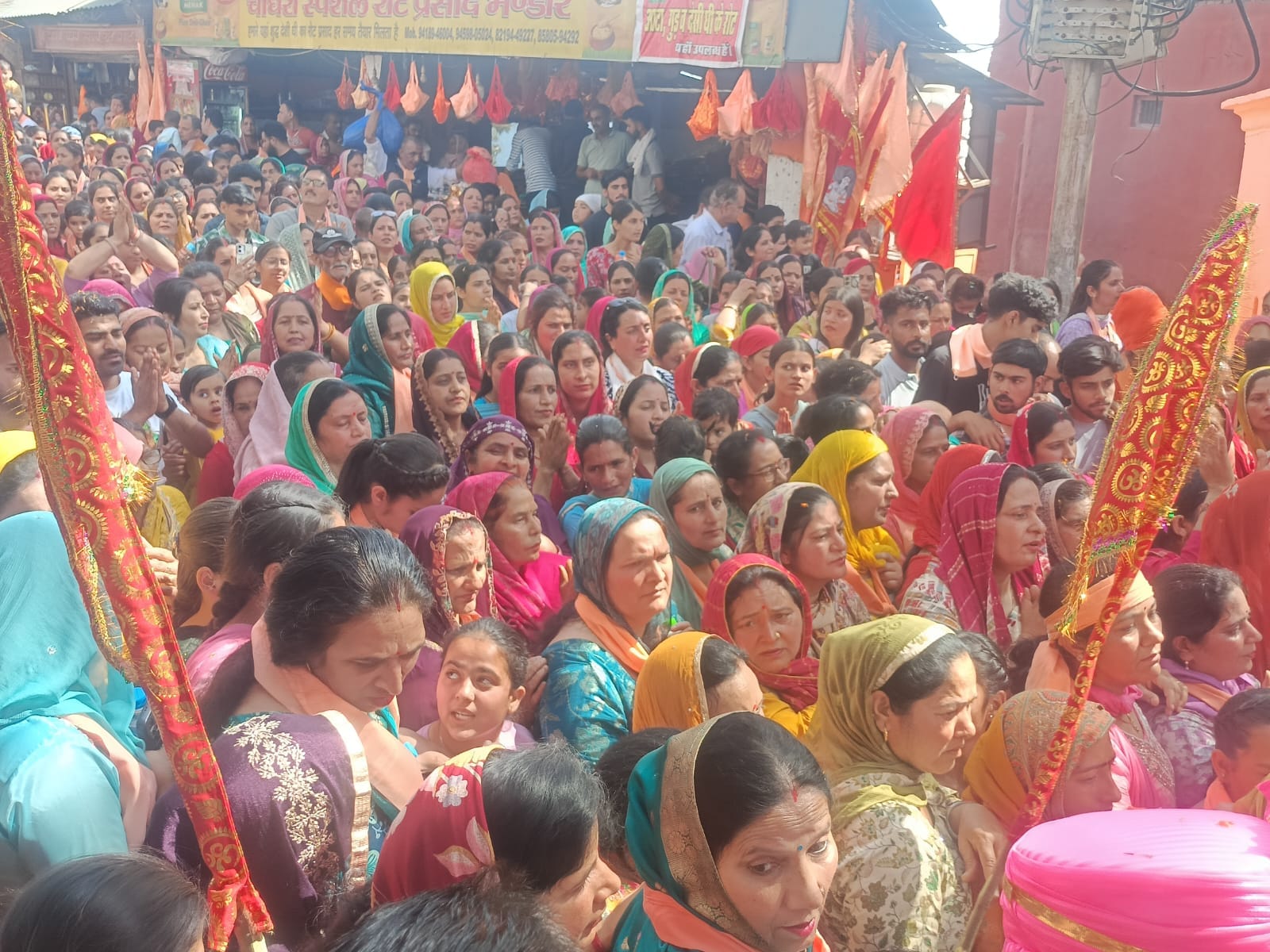 बाबा बालक नाथ मंदिर दियोटसिद्ध में दर्शनों के लिए कतारों में लगे श्रद्धालु। संवाद