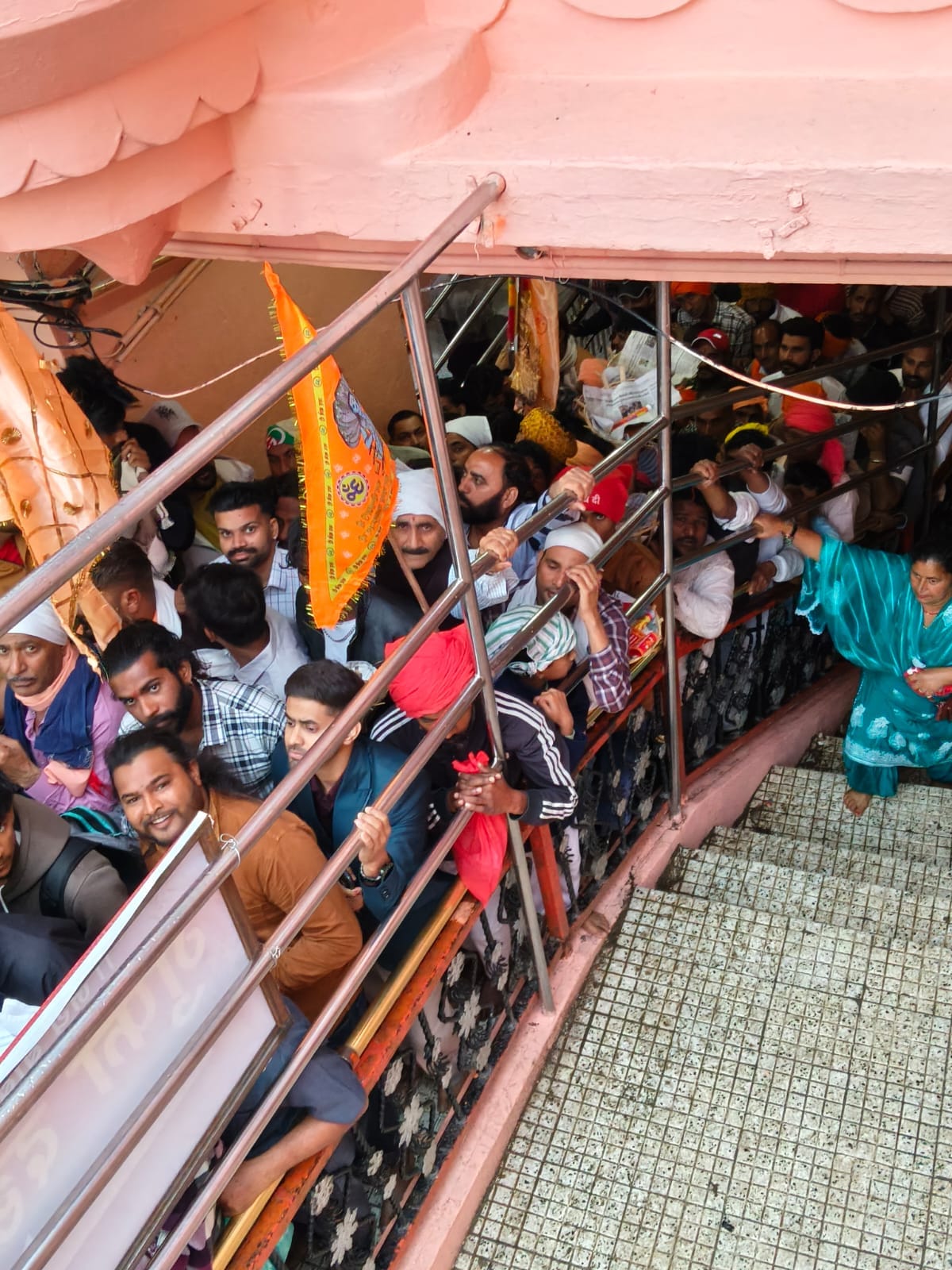 बाबा बालक नाथ मंदिर दियोटसिद्ध में दर्शनों के लिए कतारों में लगे श्रद्धालु। संवाद