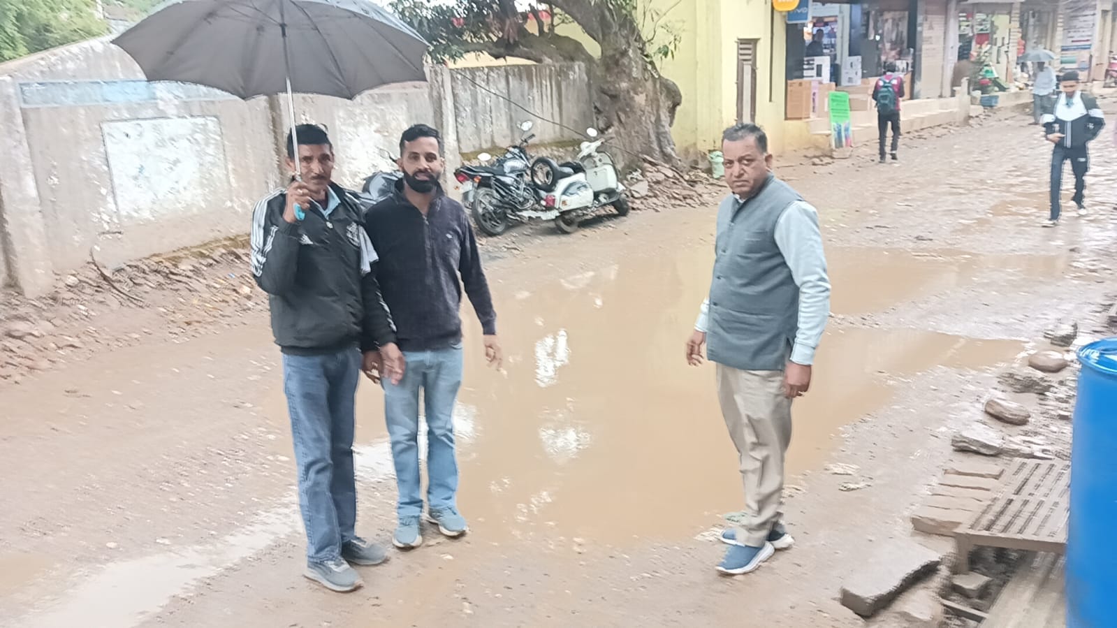 भकरेड़ी के पास निकासी नालियां बंद होने के कारण सड़क पर बह रहा पानी। स्राेत : जागरूक पाठक