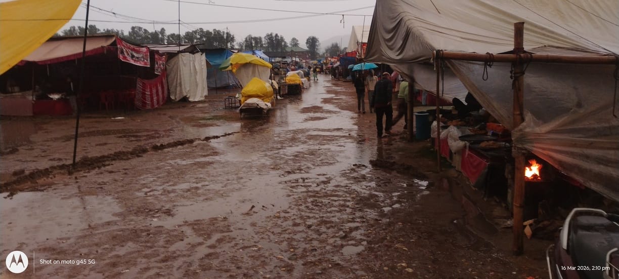 भकरेड़ी के पास निकासी नालियां बंद होने के कारण सड़क पर बह रहा पानी। स्राेत : जागरूक पाठक