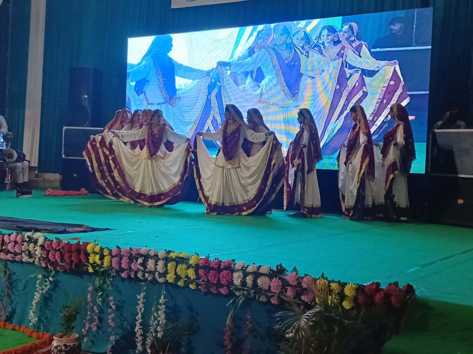 भोरंज महाविद्यालय के वार्षिक पारितोषिक वितरण समारोह में विधायक सुरेश कुमार को सम्मानित करते हुए