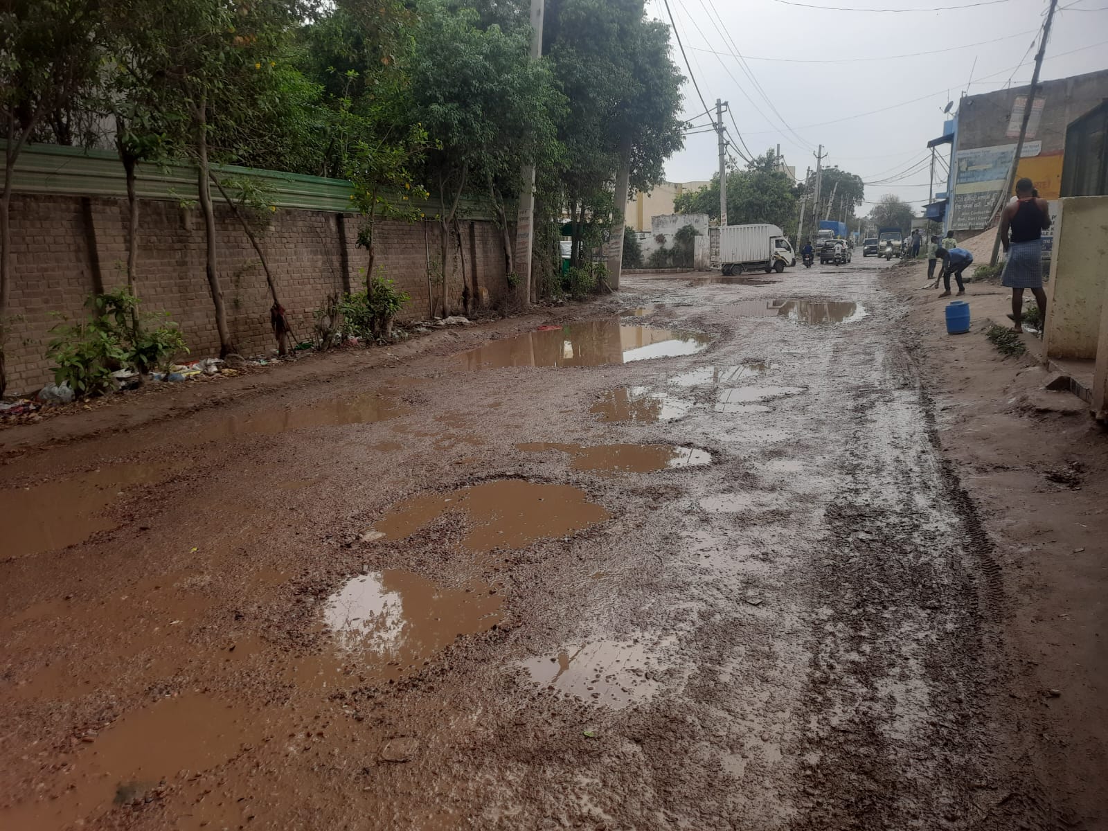 बारिश के बाद शहर के कच्चे क्वार्टर बाजार में रोड पर हुआ जलजमाव। संवाद 