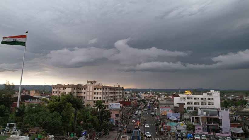 चकसराय में बारिश के बाद खेतों में नजर आई हरियाली।संवाद