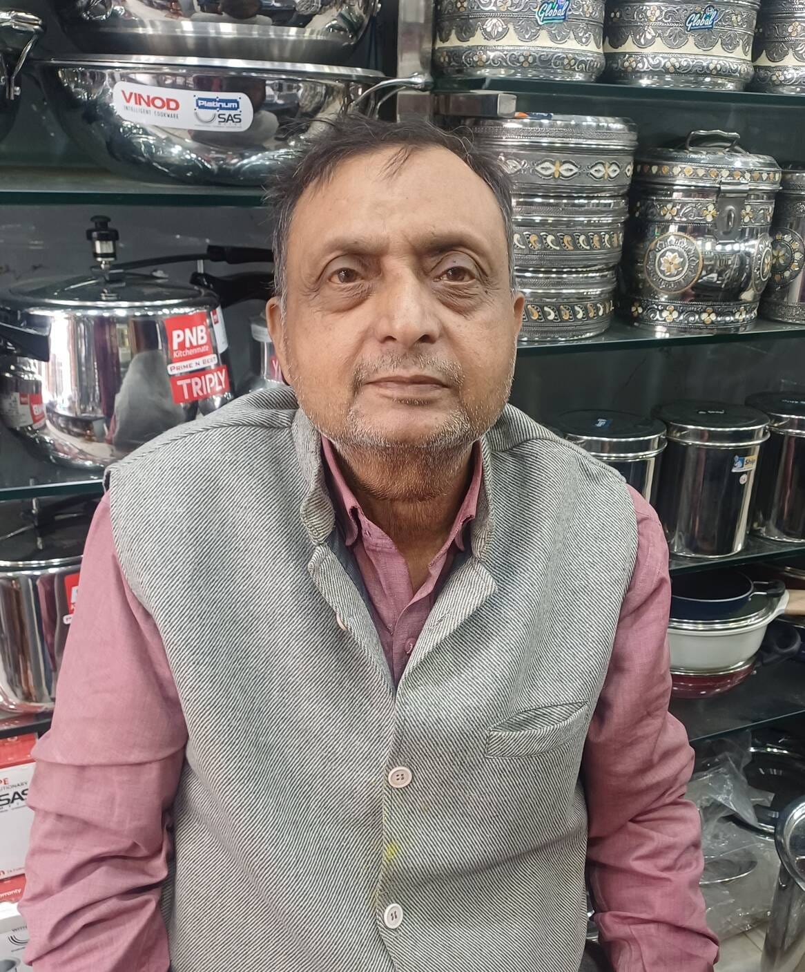 छावनी के बीसी बाजार स्थित गैस एजेंसी के बाहर लगी उपभोक्ताओं की लंबी लाइन। संवाद छावनी के बीसी बाजार स्थित गैस एजेंसी के बाहर लगी उपभोक्ताओं की लंबी लाइन। संवाद