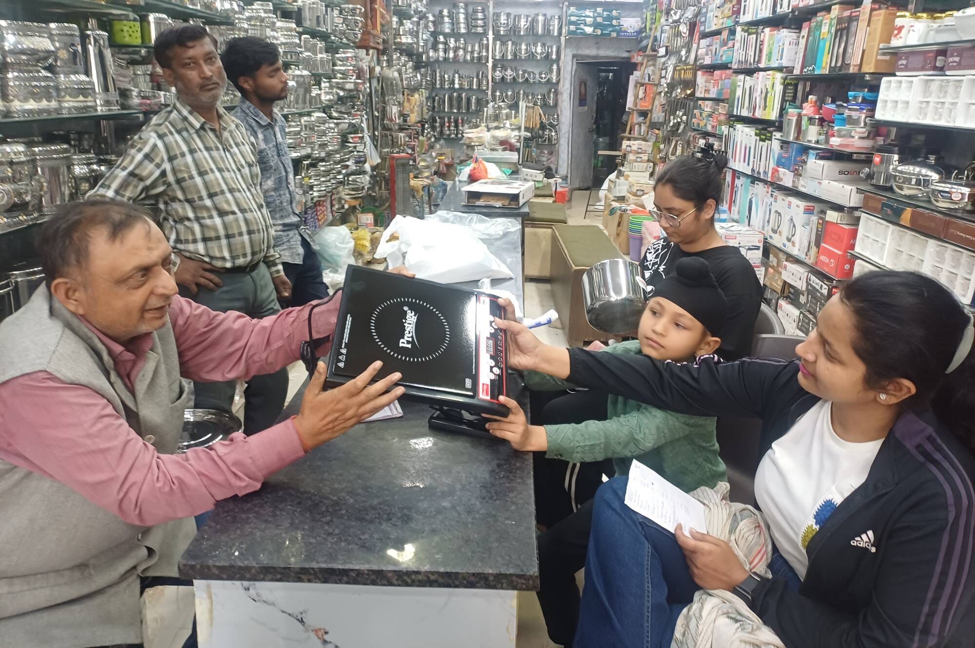 छावनी के बीसी बाजार स्थित गैस एजेंसी के बाहर लगी उपभोक्ताओं की लंबी लाइन। संवाद छावनी के बीसी बाजार स्थित गैस एजेंसी के बाहर लगी उपभोक्ताओं की लंबी लाइन। संवाद