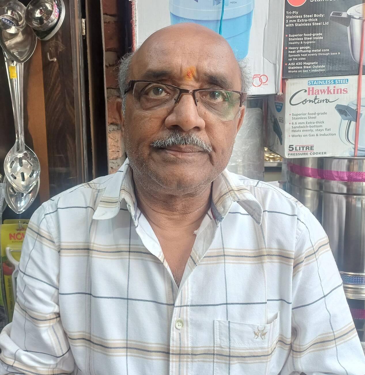 छावनी के बीसी बाजार स्थित गैस एजेंसी के बाहर लगी उपभोक्ताओं की लंबी लाइन। संवाद छावनी के बीसी बाजार स्थित गैस एजेंसी के बाहर लगी उपभोक्ताओं की लंबी लाइन। संवाद