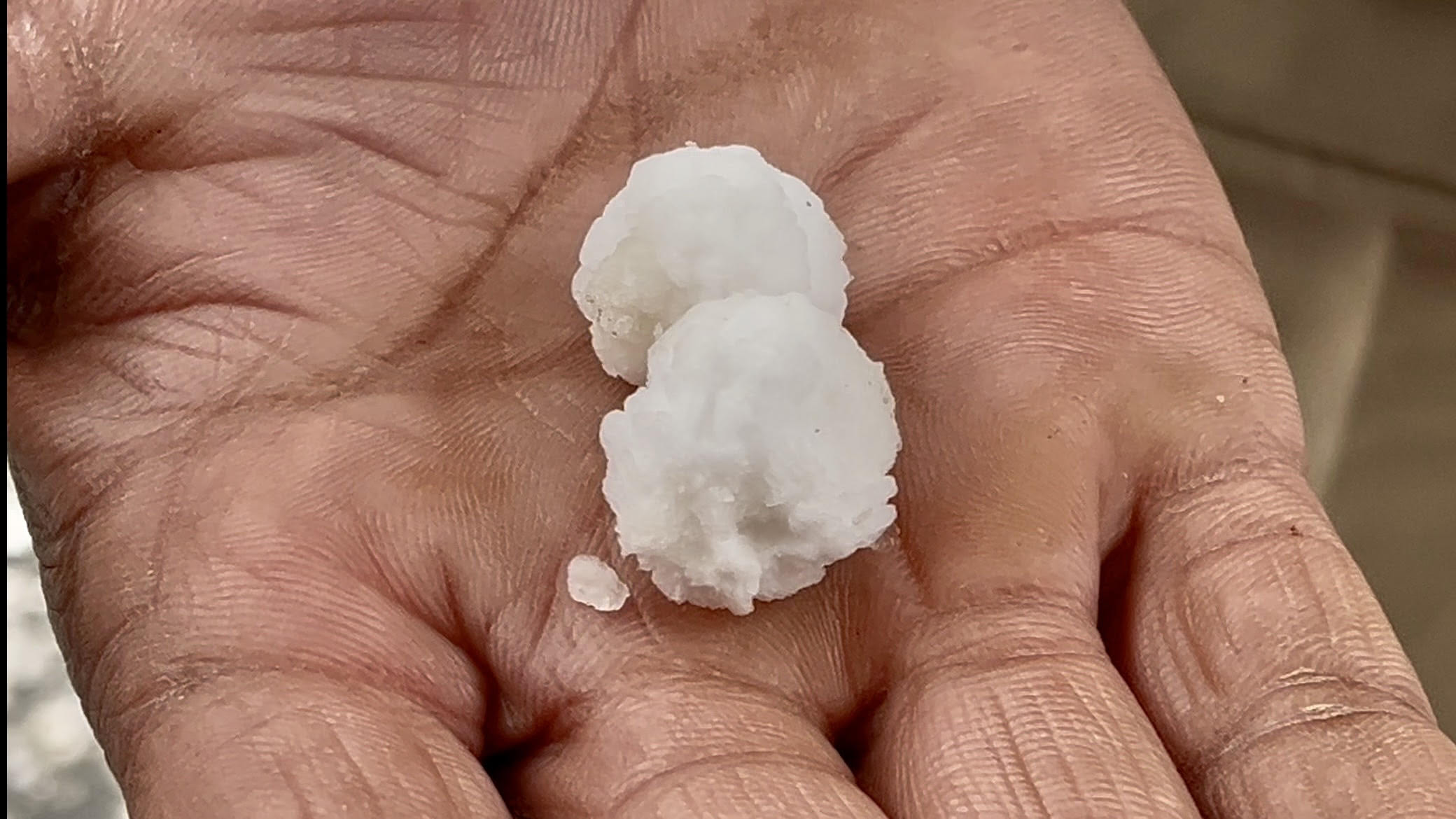 डंसा में सोमवार को मौसम बिगडऩे के बाद हुई ओलावृष्टि। संवाद