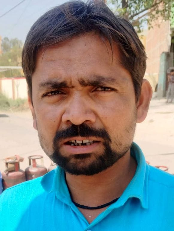 एजेंसी के बाहर उपभोक्तों की लगी कतार। संवाद एजेंसी के बाहर उपभोक्तों की लगी कतार। संवाद