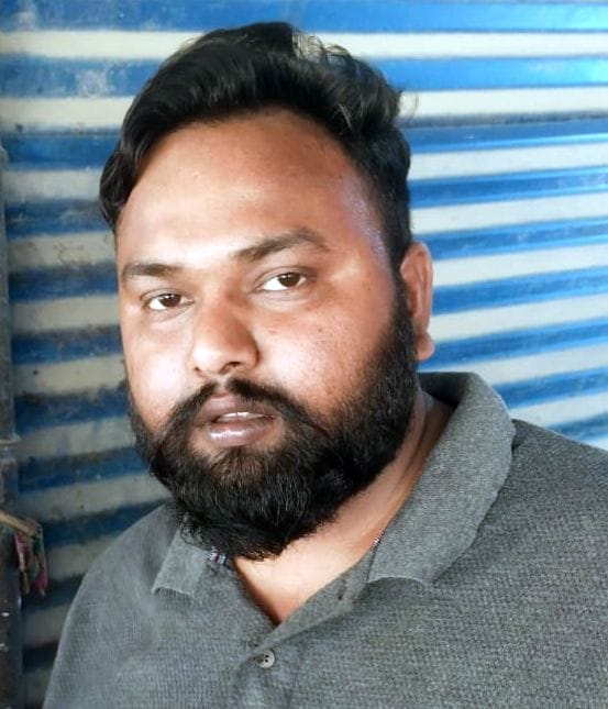 एजेंसी के बाहर उपभोक्तों की लगी कतार। संवाद एजेंसी के बाहर उपभोक्तों की लगी कतार। संवाद