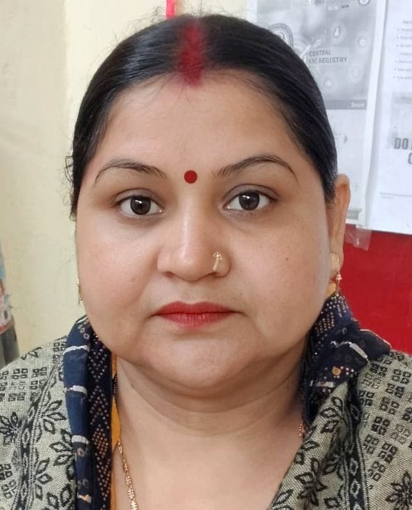 एजेंसी के बाहर उपभोक्तों की लगी कतार। संवाद एजेंसी के बाहर उपभोक्तों की लगी कतार। संवाद