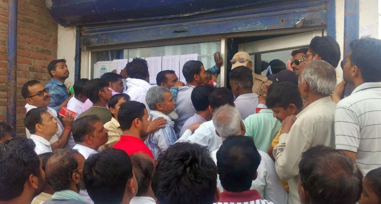 एजेंसी के बाहर उपभोक्तों की लगी कतार। संवाद एजेंसी के बाहर उपभोक्तों की लगी कतार। संवाद