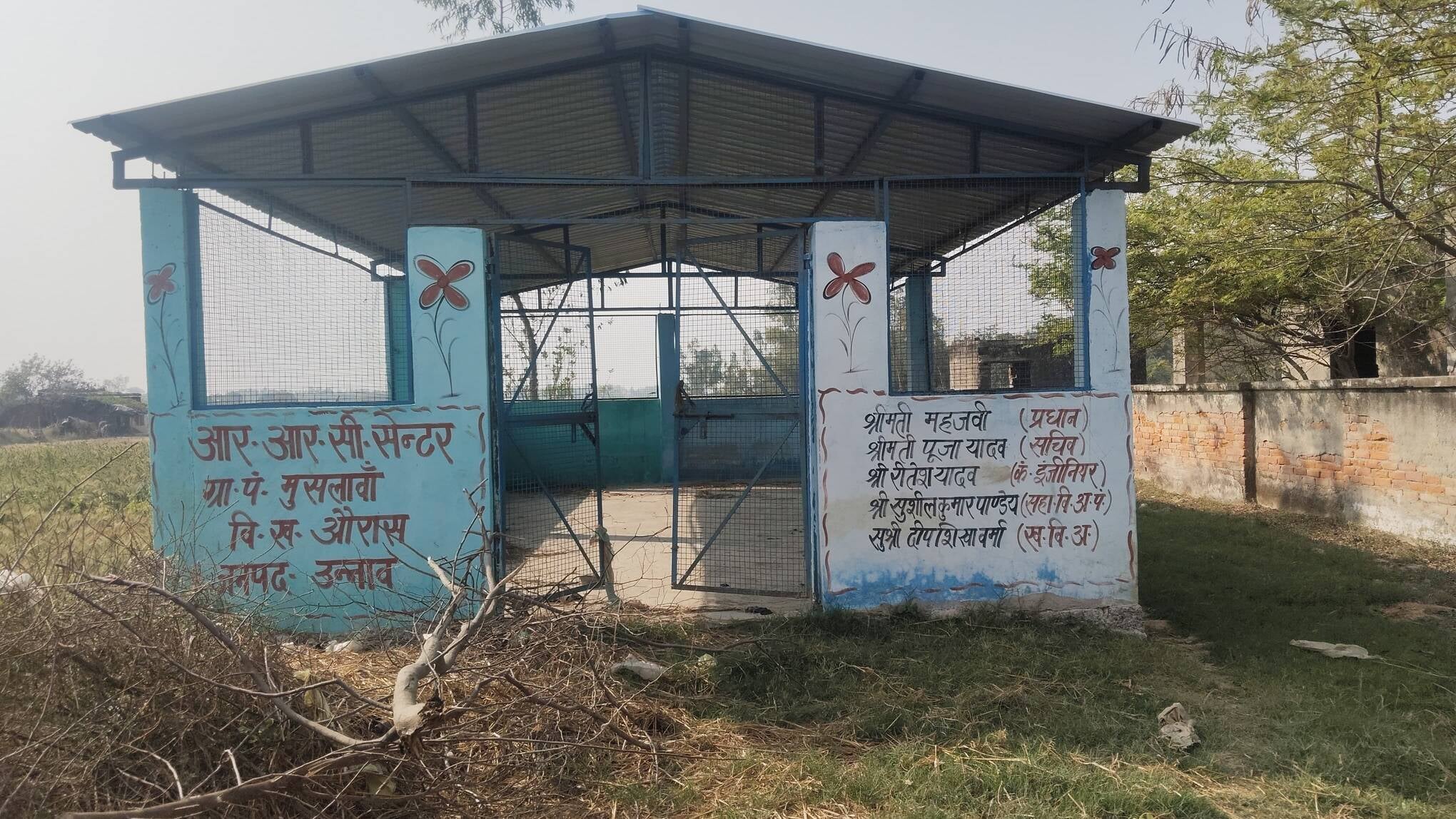 फोटो-1-हसनगंज के बाराखेड़ा में भरा भूसा। संवाद फोटो-1-हसनगंज के बाराखेड़ा में भरा भूसा। संवाद