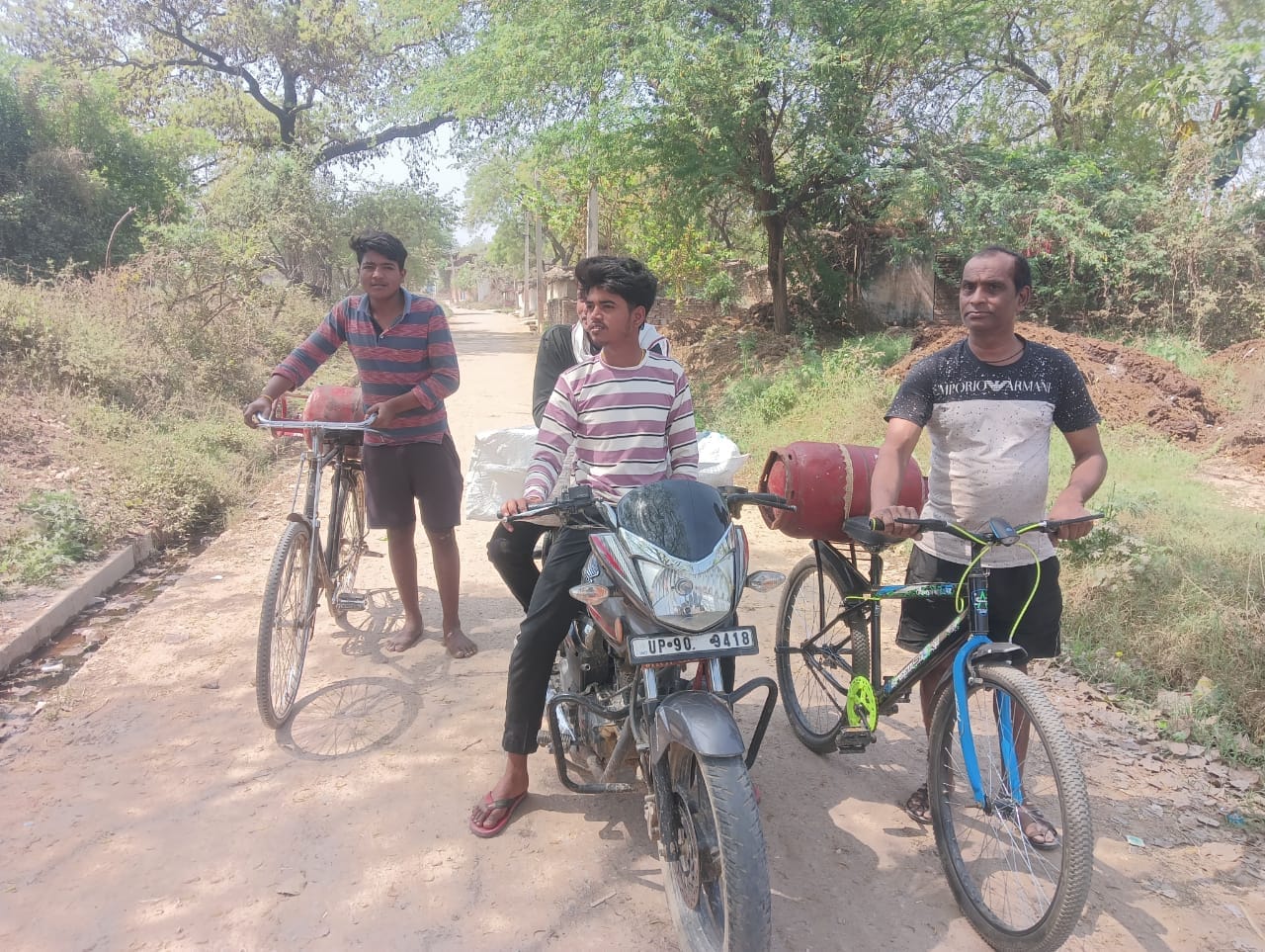 फोटो- 14 गैस के लिए जिला अस्पताल के पास हनुमान मंदिर मैदान में सुबह छह बजे लगी उपभोक्ताओं की भी फोटो- 14 गैस के लिए जिला अस्पताल के पास हनुमान मंदिर मैदान में सुबह छह बजे लगी उपभोक्ताओं की भी