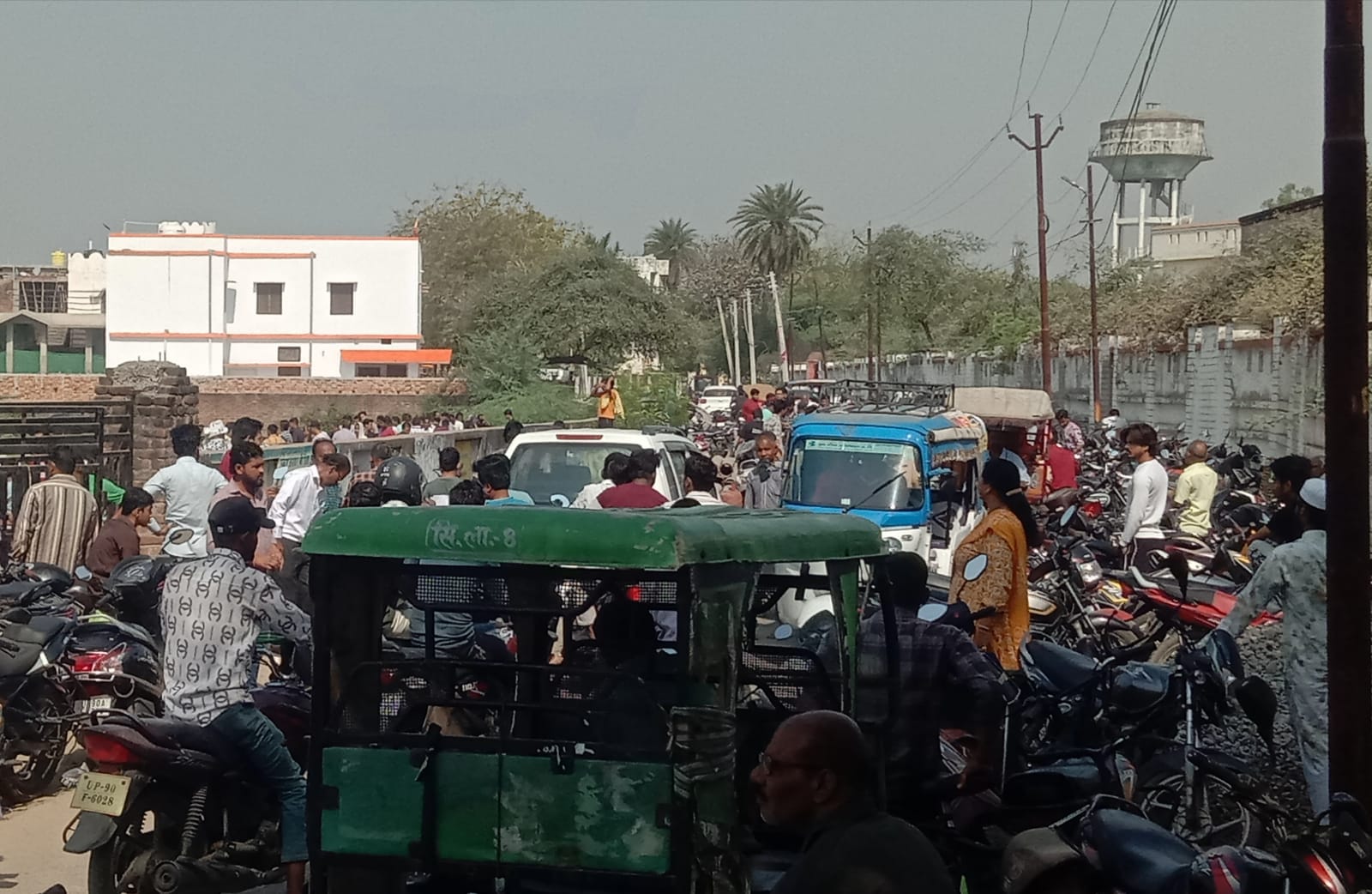 फोटो- 14 गैस के लिए जिला अस्पताल के पास हनुमान मंदिर मैदान में सुबह छह बजे लगी उपभोक्ताओं की भी फोटो- 14 गैस के लिए जिला अस्पताल के पास हनुमान मंदिर मैदान में सुबह छह बजे लगी उपभोक्ताओं की भी