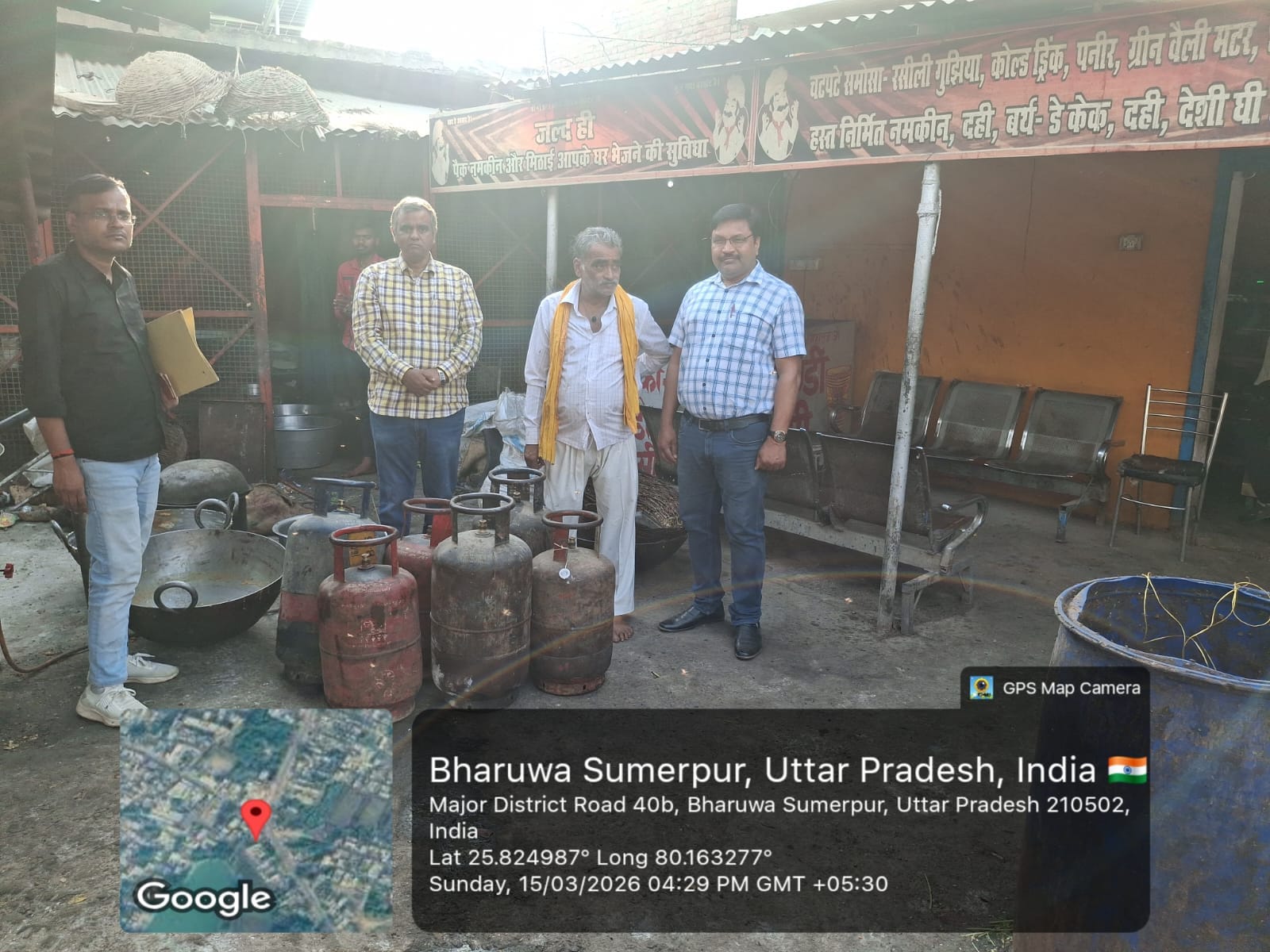 फोटो 15 एचएएपी 26- पत्योरा में पकड़े गए सिलिंडरों संग खड़े आरोपी सीएससी संचालक। संवाद