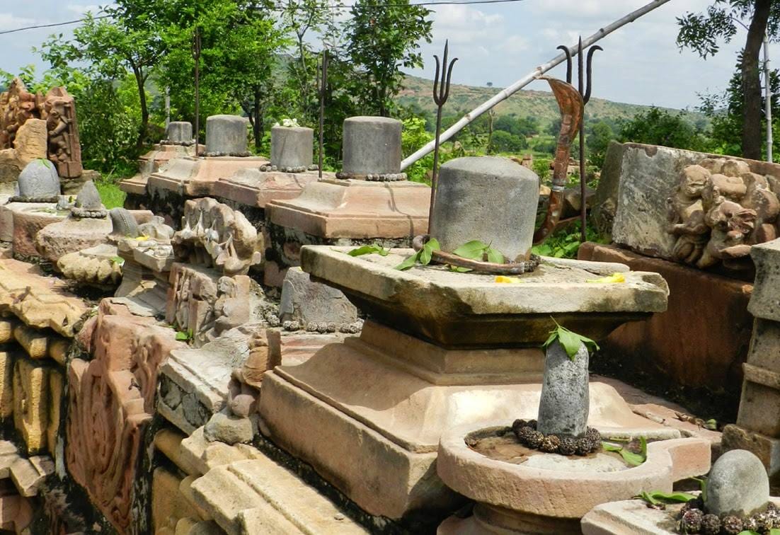 फोटो 16सीकेटीपी 06 मंदिर में रखी मूर्तियों की जानकारी लेते डीएम व अन्य। संवाद