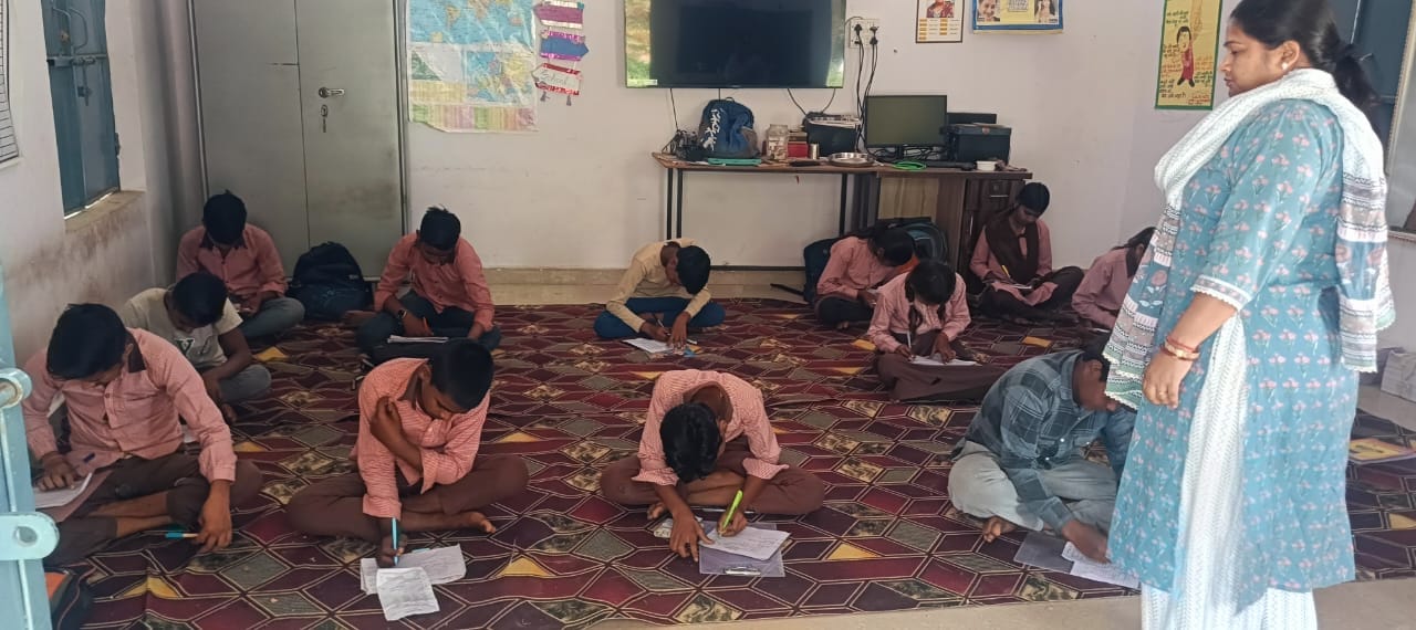 फोटो-19- जैतापुर अंग्रेजी माध्यम स्कूल में बच्चों की होती मौखिक परीक्षा। स्रोत:शिक्षक