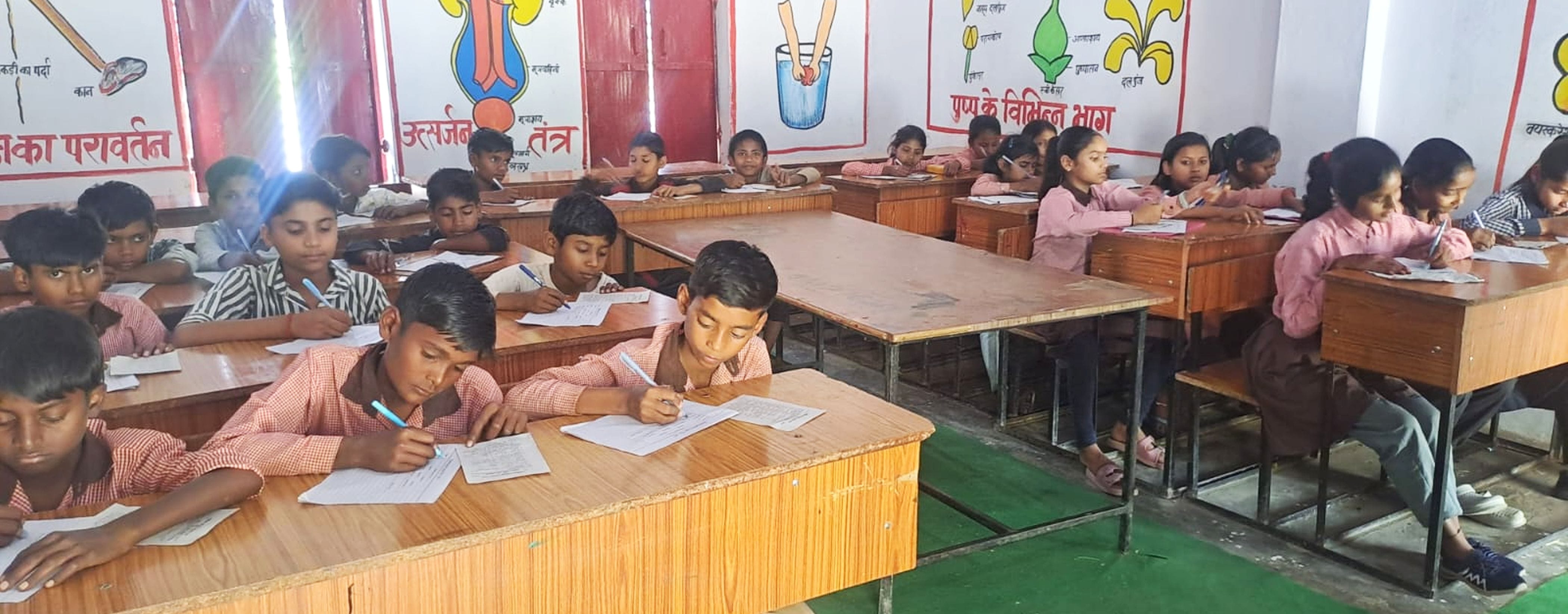 फोटो-24-उच्च प्राथमिक विद्यालय कुलखेड़ा में परीक्षा देते बच्चे। संवाद फोटो-24-उच्च प्राथमिक विद्यालय कुलखेड़ा में परीक्षा देते बच्चे। संवाद
