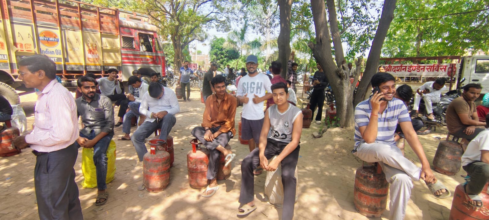 फोटो-26-गैस एजेंसी पर सिलिंडर भरवाने के लिए पहुंची महिला। संवाद